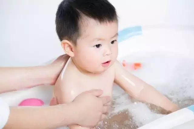 天氣涼了,寶寶洗澡不能像夏天那樣簡單啦!