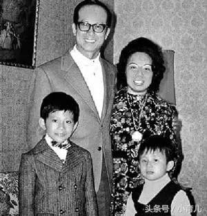 父親將5歲李嘉誠帶到房間，翻出一個破箱子竟改變了他一生