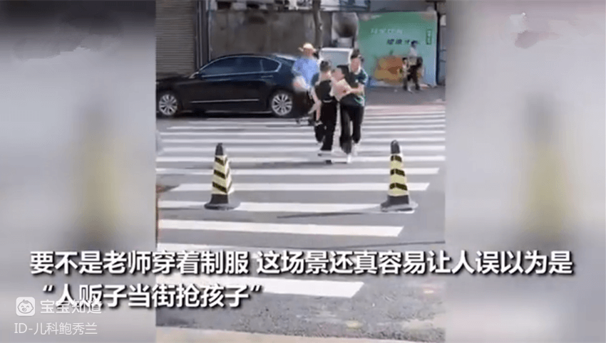 萌娃不想上幼兒園,被老師連拖帶拽「扛」進門:開學了就別想著跑