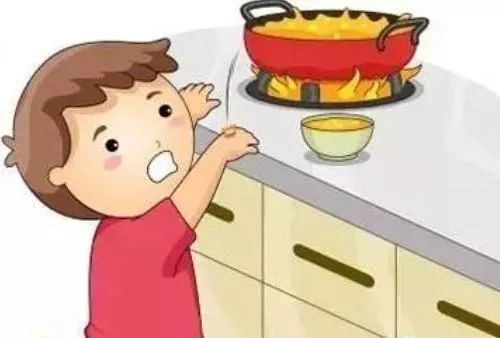 4歲娃燙傷，奶奶1個舉動卻害了他！ 這5字急救法，全家都要學會！
