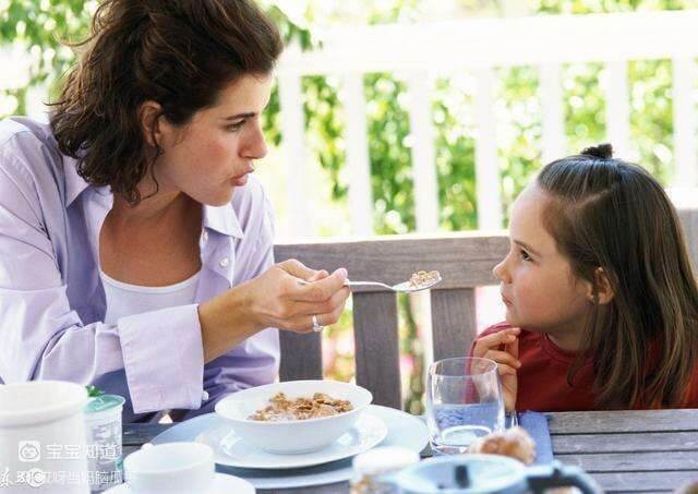 追著喂飯：看似愛娃，實則害娃！ 5招解決孩子