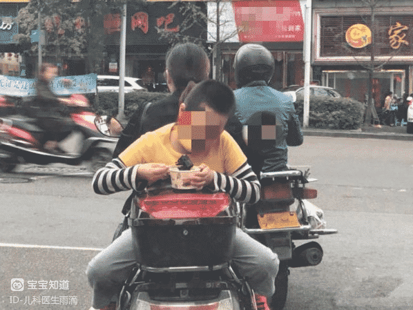 揪心又危險！ 男童睡著后被攔腰捆電動車後座-4