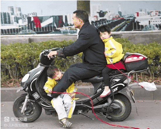 揪心又危險！ 男童睡著后被攔腰捆電動車後座-3